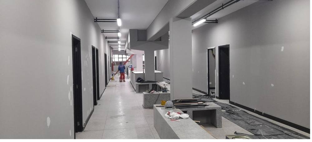 Corredor comercial com bancadas finalizadas
