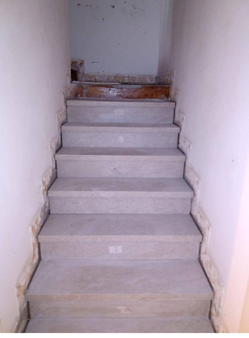 Escada com acabamento em granito